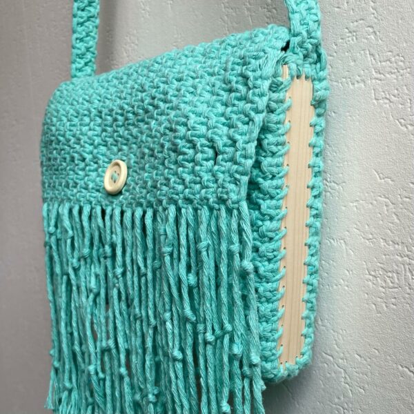 Sac cyan boisé en macramé