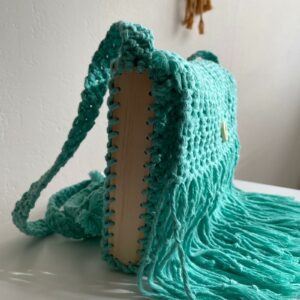 Sac cyan boisé en macramé