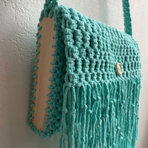 Sac cyan boisé en macramé