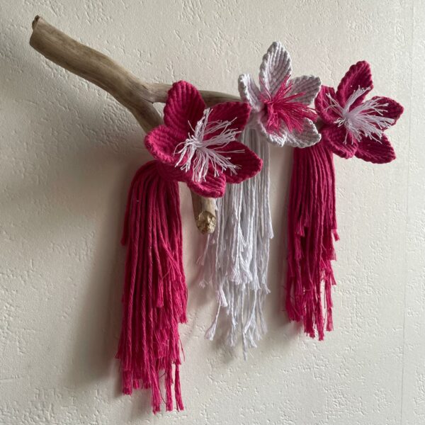 Branche fleurie framboise et blanche en macramé