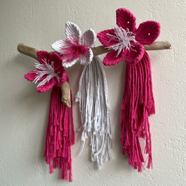 Branche fleurie framboise et blanche en macramé