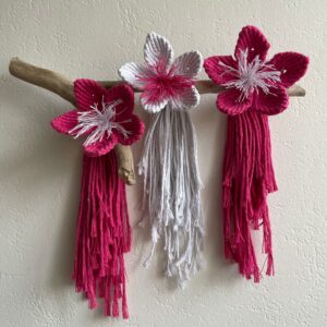 Branche fleurie framboise et blanche en macramé