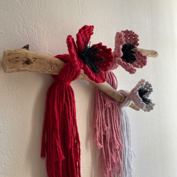 Branche fleurie en macramé