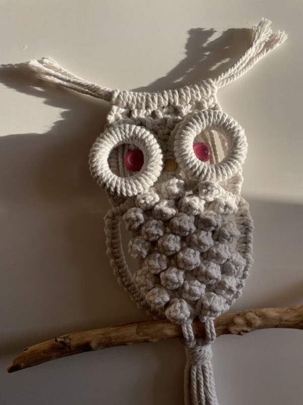 Grand hibou aux yeux roses